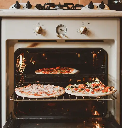 Cuisson d'une pizza au four