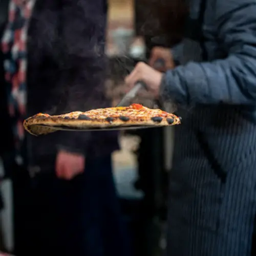 Geste classique avec une pelle à pizza 