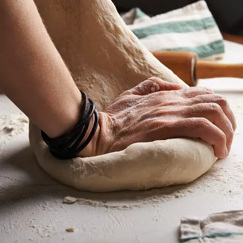Façonnage à la main d'une pâte à pizza