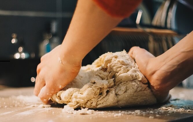 Pâte à pizza collante qu'il faut refariner