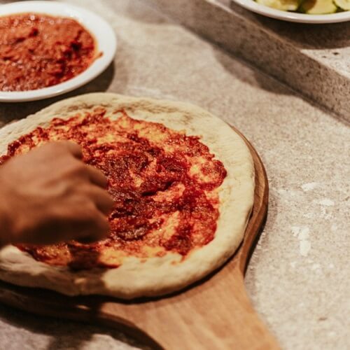 Etaler la sauce tomate sur la pizza