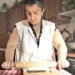 Comment enfourner une pizza dans un four à bois ?