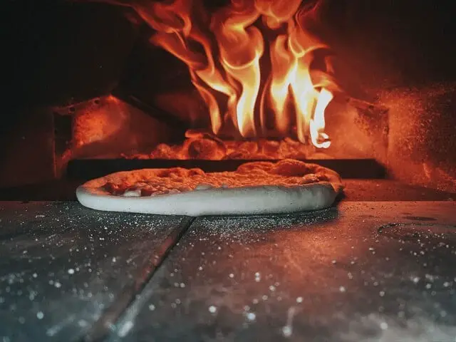 Cuisson d'une pizza au four traditionnel