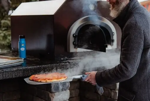 Pizza sur une pelle à bois