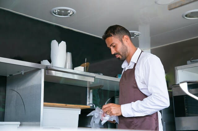 Professionnel en cuisine dans une pizzéria