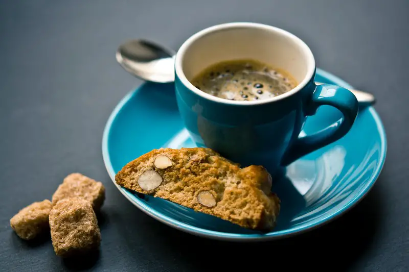 amaretti avec un café