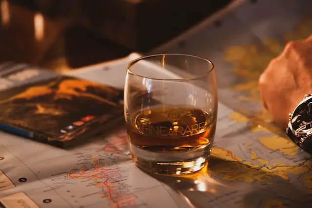 Un coffret de dégustation de whisky japonais avec un verre à whisky et une bouteille