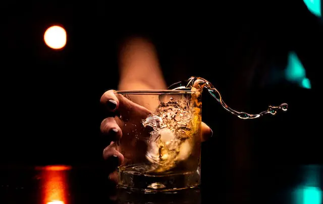 Dégustation de whisky dans un bar spécialisé à Paris : les whiskies irlandais et japonais sont mis à l'honneur