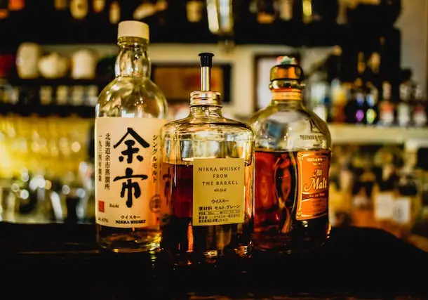 Différentes marques de whisky venues du monde entier : Japon, Ecosse, Afrique du Sud...