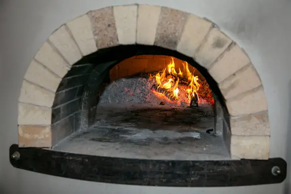 Four à bois pour pizza, créé pour une pizzeria professionnelle