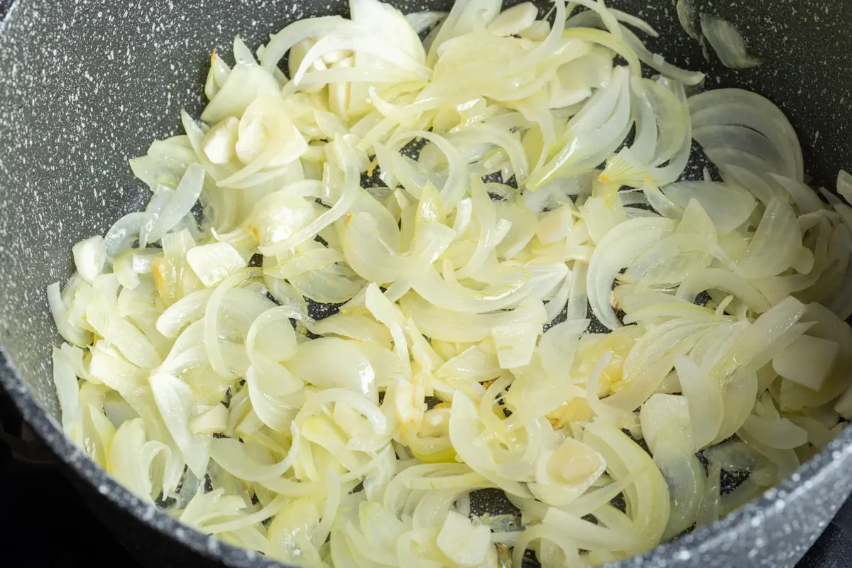 Des oignons qui cuisent dans une marmite