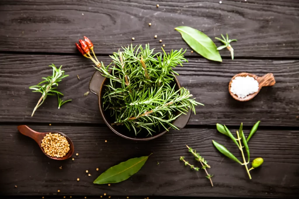 Des herbes aromatiques dans un bol sur une table en bois
