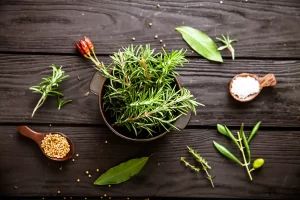 Des herbes aromatiques dans un bol sur une table en bois
