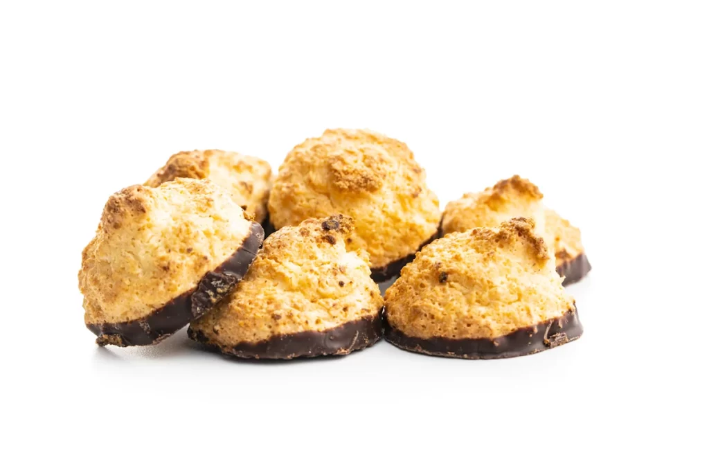 Des biscuits de rochers au coco avec une base en chocolat