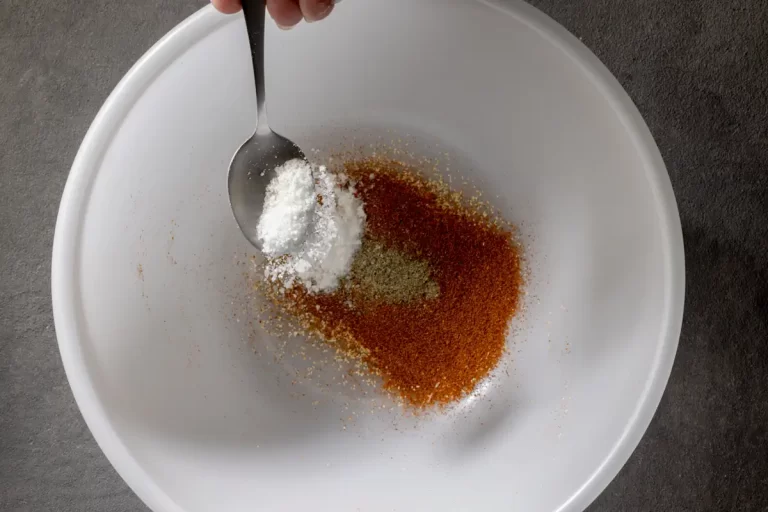 Une personne qui verse de la poudre blanche dans un bol contenant du caramel