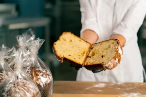 Une personne qui montre la mie d'une brioche