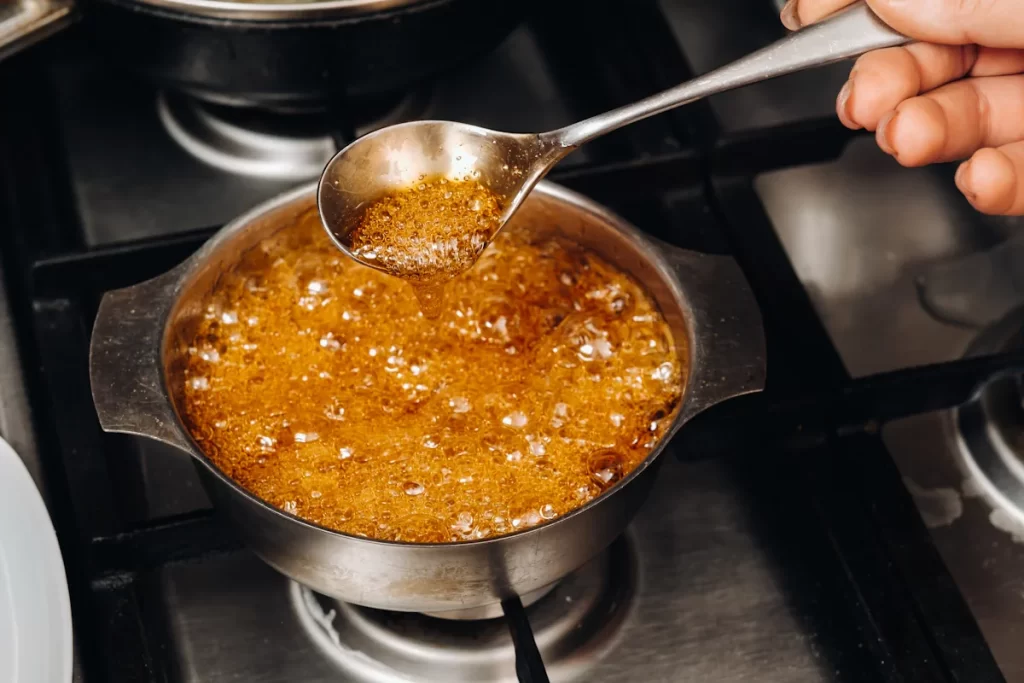 du caramel dans une casserole sur le feu