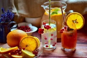 Des verres de cocktails de jus de fruits