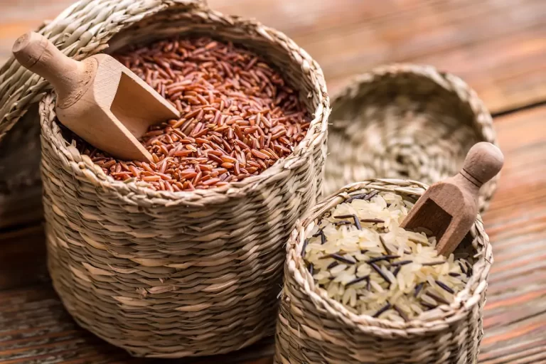 Différentes sortes de riz dans des paniers
