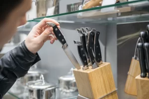 Un homme qui prend un couteau dans un portant