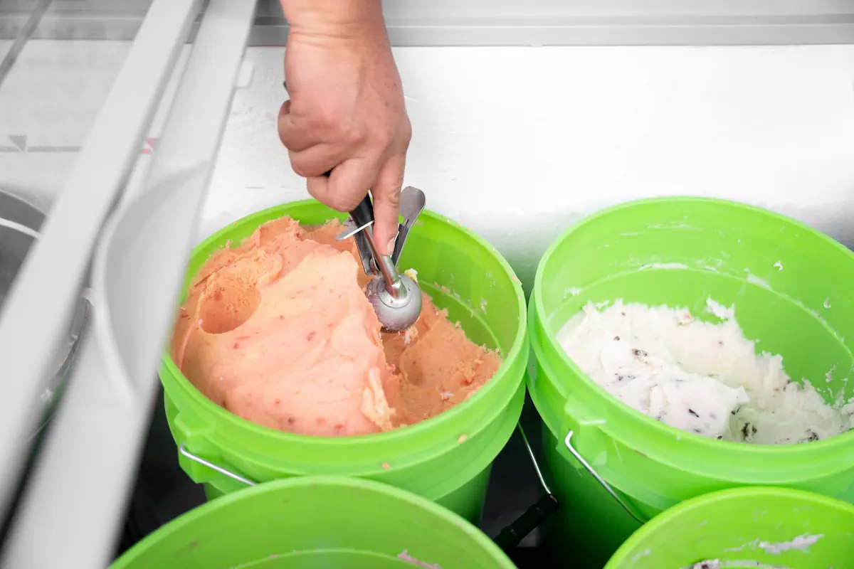 Glace dans des bacs en plastiques
