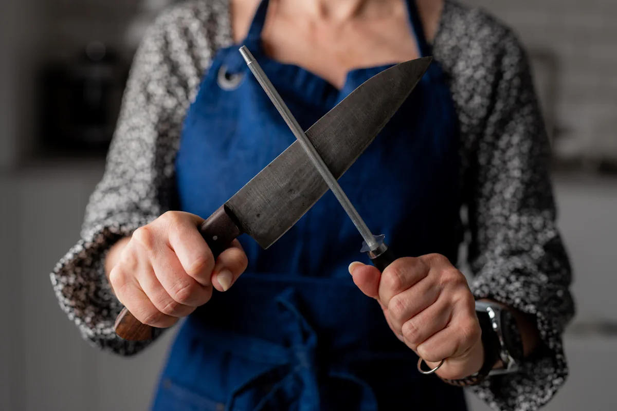 Une femme qui affute un couteau