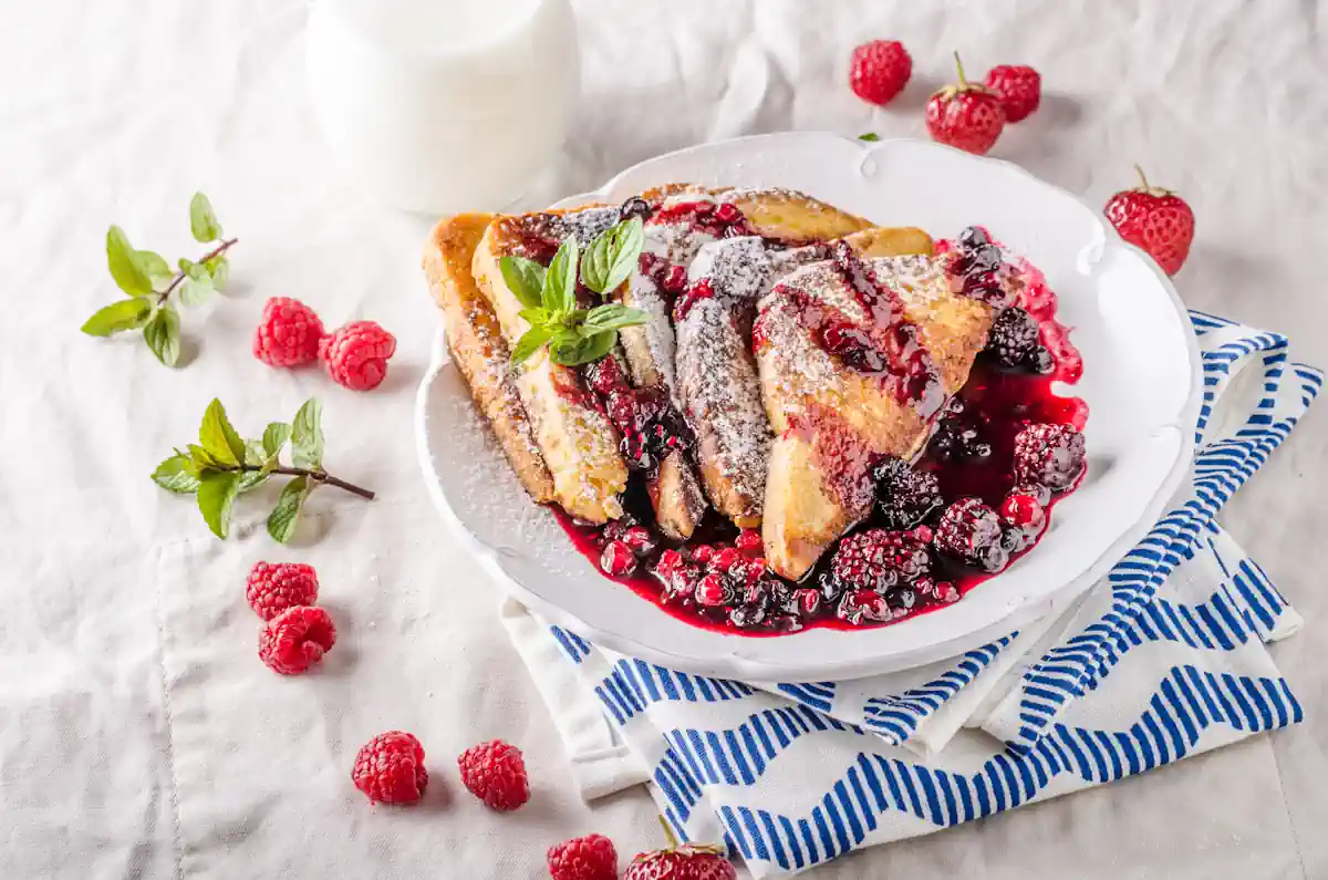 Une assiette de pains perdus aux fruits