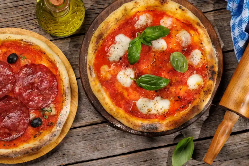deux pizzas sur des assiettes