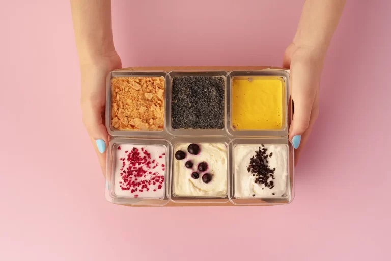 6 petits pots avec plusieurs saveurs de glaces