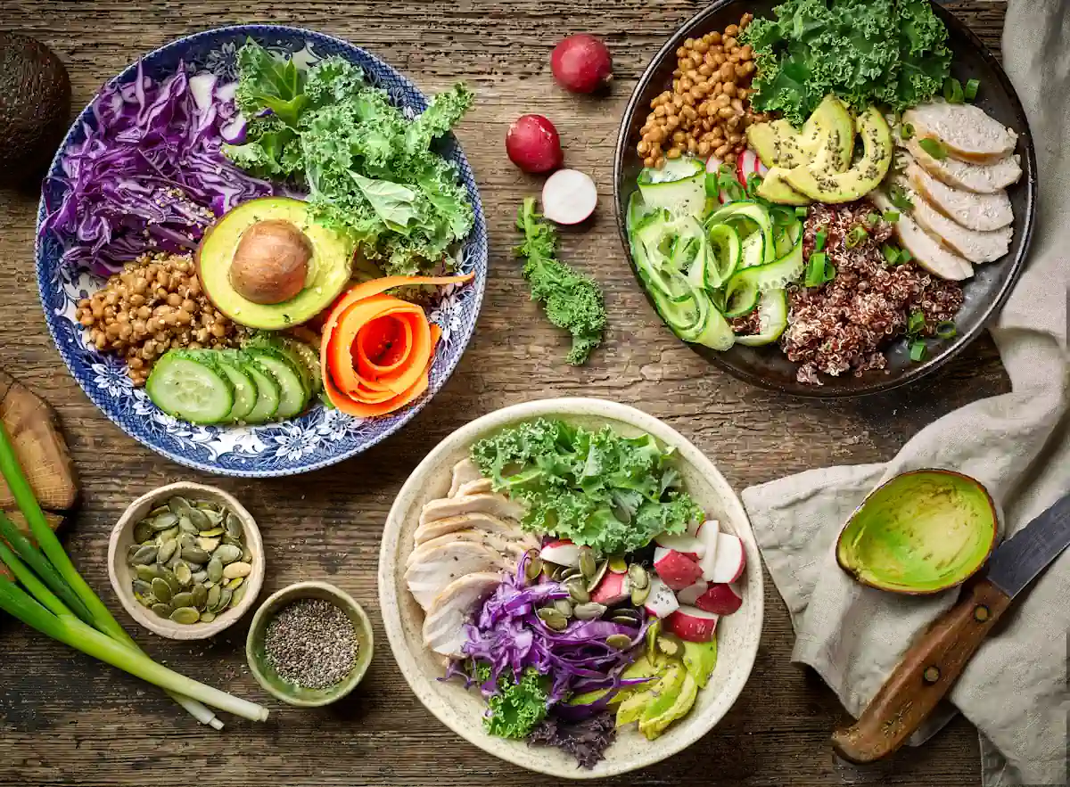 Plusieurs assiettes de salade composée