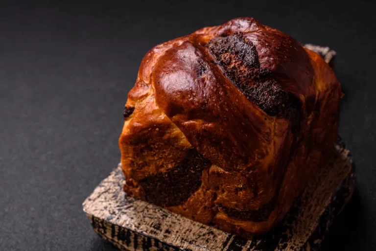 Une brioche sur un présentoir en bois