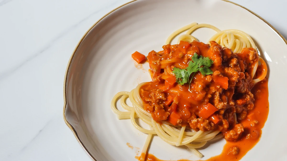Une assiette de pâte avec de la sauce bolognaise