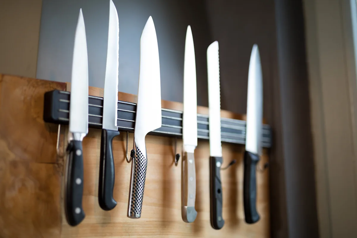 set de couteau de cuisine accroché au mur