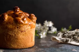 Une brioche posée sur une surface grise