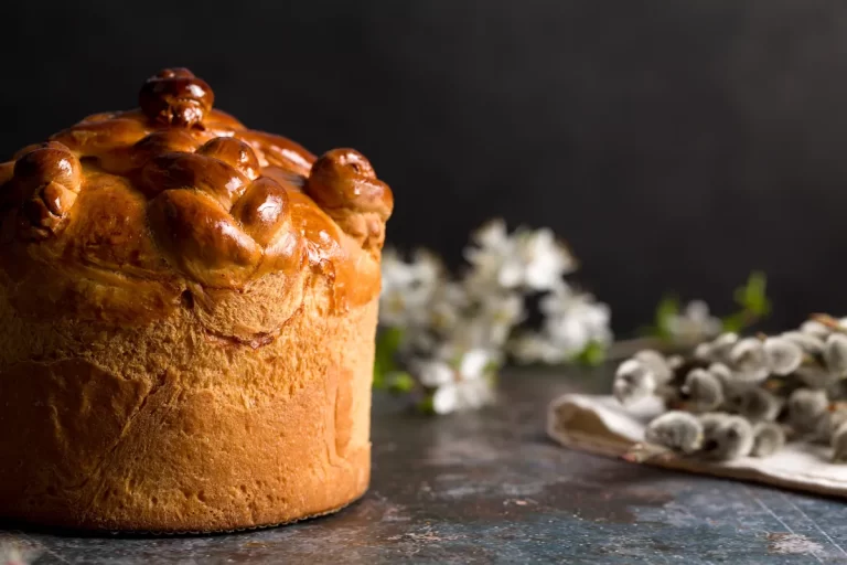Une brioche posée sur une surface grise