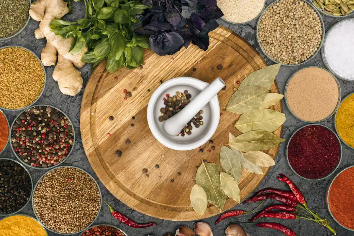 Les épices et des aromates posé sur une surface en bois