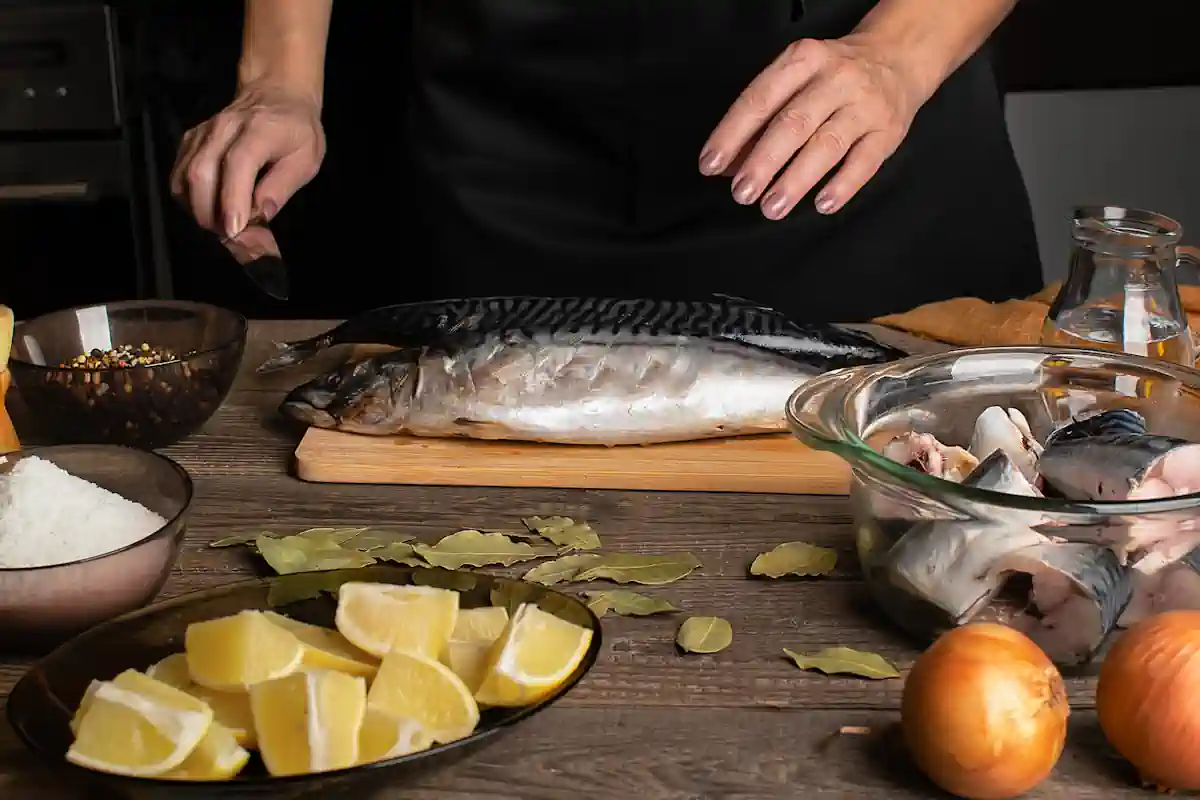 Une personne qui prépare un fumet de poisson
