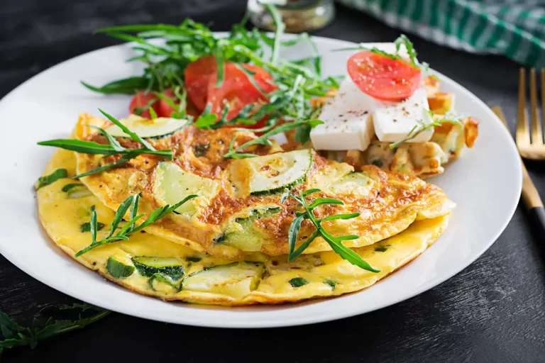 Une assiette d'omelettes aux courgettes avec des légumes et du fromage