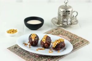 Des dattes fourrées marocaine sur un plateau