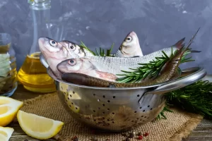 Des poissons dans un vol en métal