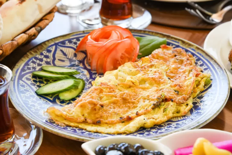 Une assiette d'omelette avec des légumes