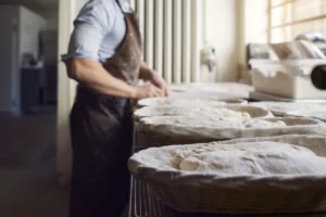 Un homme qui prépare du pain dans une cuisine