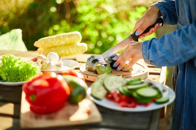 Une femme qui prépare des légumes