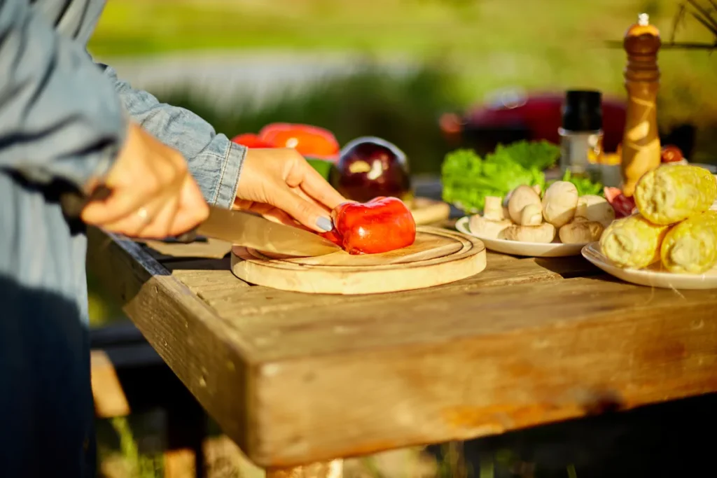 Une personne qui découpe des légumes