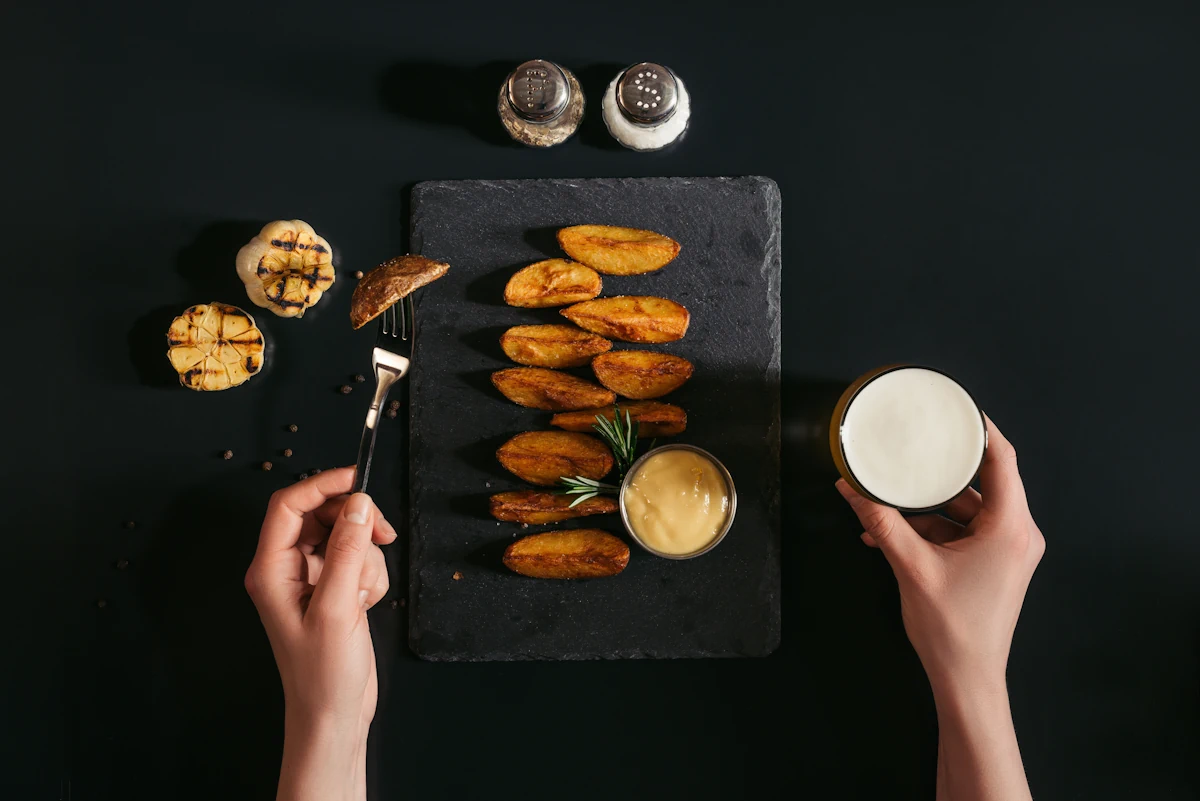 Une assiette de panais rôtis avec de la sauce