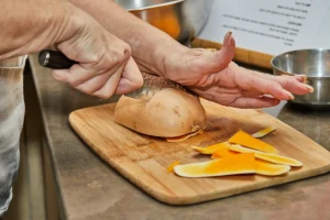 Une femme qui coupe une courge