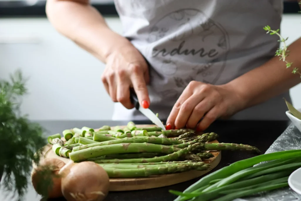 Une personne qui prépare des asperges