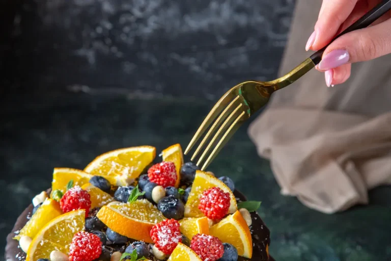 Une personne qui tient une fourchette pour prendre des fruits
