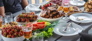 Une table où est posée plusieurs plats et des assiettes