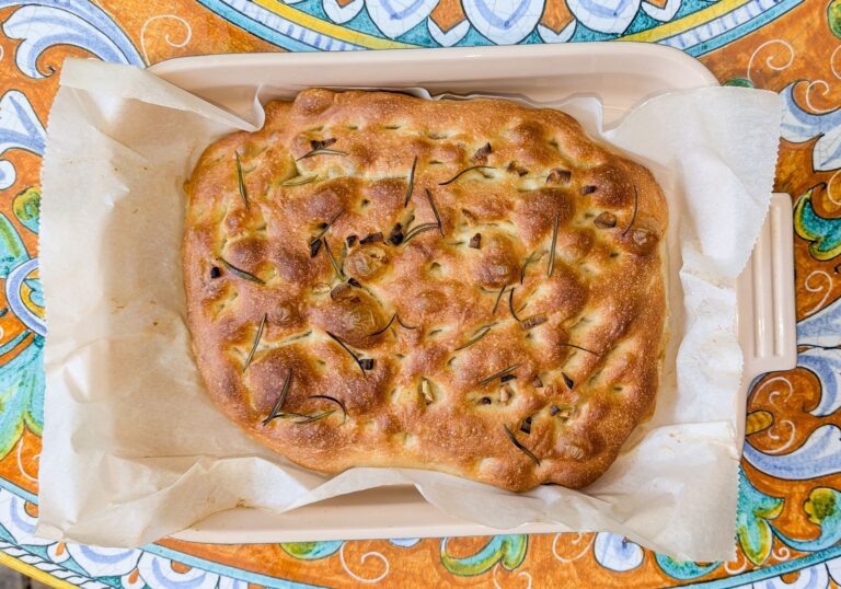 Focaccia maison : entre pain et pizza, faut-il vraiment choisir ?